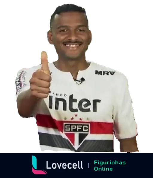 Jogador do São Paulo Futebol Clube sorrindo e fazendo sinal de joinha com uniforme oficial patrocinado pelo Banco Inter e MRV