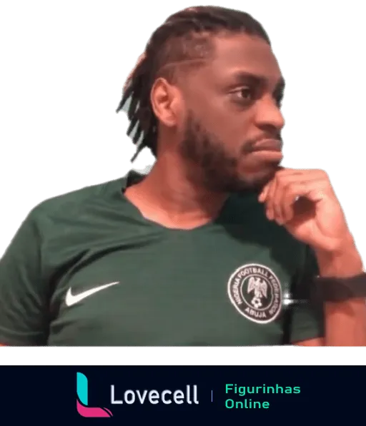 Homem com cabelo trançado, olhar contemplativo, vestido com camiseta verde da seleção nigeriana de futebol, expressando reflexão sobre o esporte.