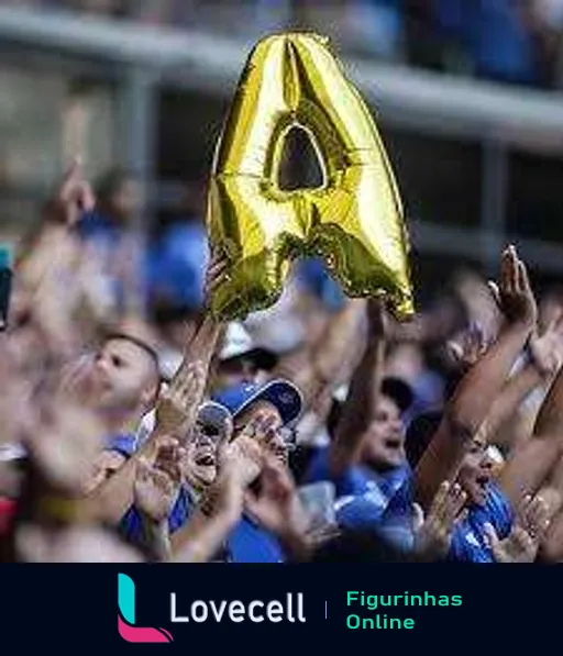 Torcida do Cruzeiro animada em estádio com balão dourado em formato de letra 'A'