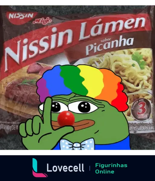 Imagem de uma embalagem de Nissin Lamen sabor Picanha ao fundo. À frente, um personagem inspirado em um sapo, vestido de palhaço, com cabelo colorido e nariz vermelho, faz um gesto de silêncio.