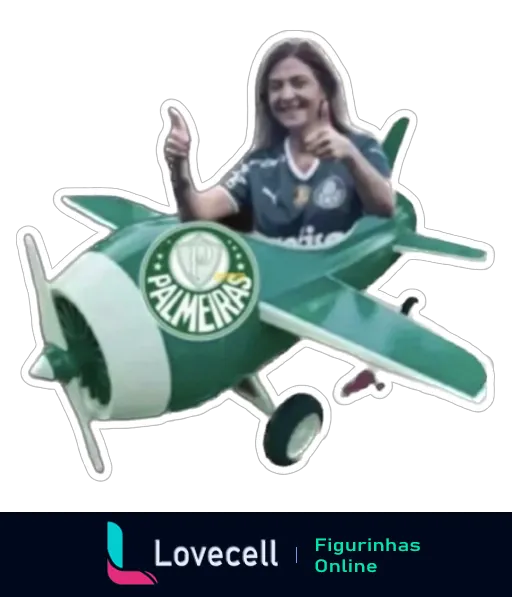 Torcedora alegre do Palmeiras fazendo gesto de positivo dentro de um avião estilizado com as cores e símbolo do time