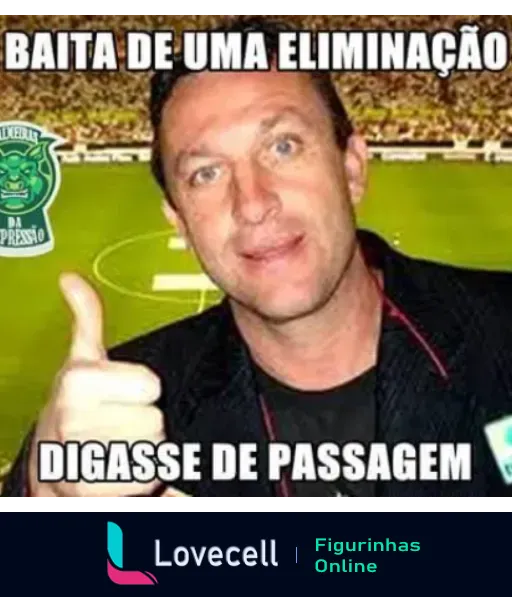 Homem sorrindo ironicamente com sinal de positivo e texto 'Baita de uma eliminação, digasse de passagem', escudo do Internacional no canto superior esquerdo