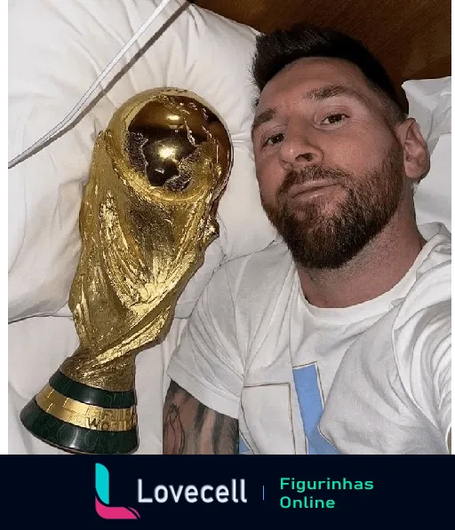 Messi deitado ao lado da Copa do Mundo, sorrindo e vestindo a camiseta azul da seleção argentina