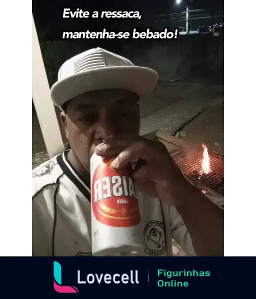 Homem segurando uma lata de cerveja, usando um boné e camiseta, com o texto: 'Evite a ressaca, mantenha-se bebado!' ao fundo.