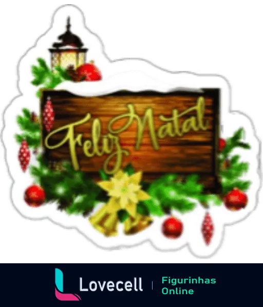 Placa de madeira com inscrição 'Feliz Natal' em fonte elegante, decorada com pinhas, bagas vermelhas, laço dourado e folhas de azevinho, e um lampião aceso ao fundo