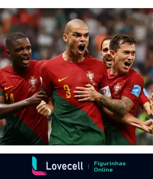 Figurinha de três jogadores da seleção de Portugal comemorando um gol em uniformes vermelho e verde, demonstrando emoção e espírito de equipe