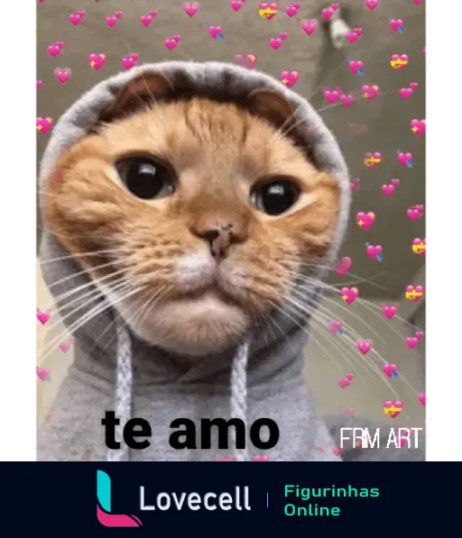 Gatinho fofo usando capuz cinza com olhos grandes. Fundo cheio de coraçõezinhos rosa. Texto: te amo.