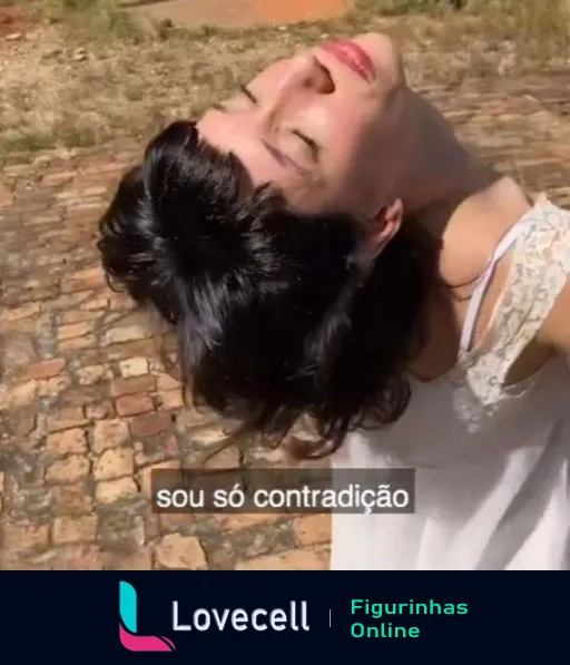 Tina com cabelo preso e expressão serena sob luz do sol, texto 'sou só contradição' flutuando acima dela