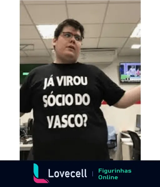 Pessoa com camiseta escrita 'Já virou sócio do Vasco?' em um escritório, gesticulando e falando