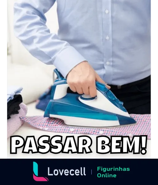 Homem concentrado vestindo camisa azul claro, passando outra camisa com ferro azul e branco, com texto 'PASSAR BEM!' em trocadilho com passar roupa