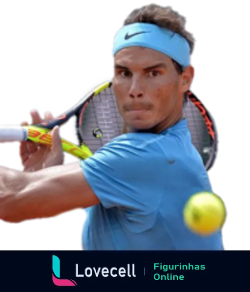 Rafael Nadal concentrado jogando tênis, vestindo camisa azul, empunhando raquete e golpeando bola amarela com expressão intensa