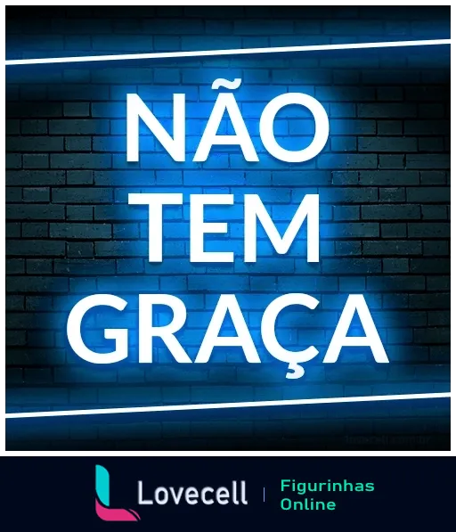 Figurinha com a frase 'NÃO TEM GRAÇA' em letras brancas e contorno neon azul sobre fundo de parede de tijolos escuros, estilo neon e cores contrastantes para um tom debochado