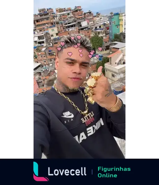 MC Cabelinho fazendo gesto de joinha, exibindo joias em um cenário de favela, com corações ao redor do rosto.