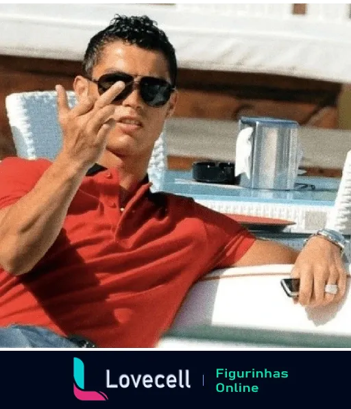 Cristiano Ronaldo relaxando em uma espreguiçadeira branca, vestindo camisa polo vermelha e óculos escuros, fazendo gesto de OK, expressando serenidade ao ar livre