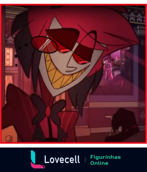 Personagem de Hazbin Hotel com um enorme sorriso amarelado e olhos vermelhos, em um ambiente luxuoso com iluminação vermelha.