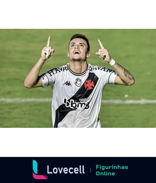 Jogador do Vasco da Gama comemorando gol, vestindo uniforme branco e preto com logotipo da BBM, apontando para o céu em sinal de gratidão