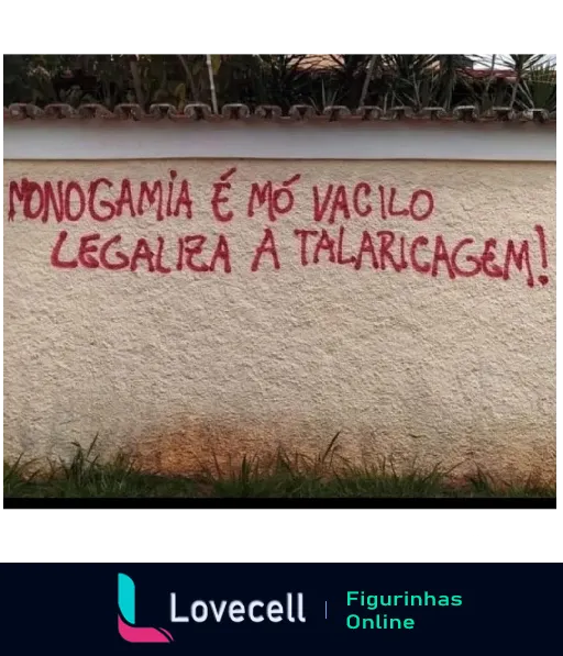 Pintura em parede com a frase 'Monogamia é mó vacilo. Legaliza a talaricagem!' expressando uma crítica à monogamia.