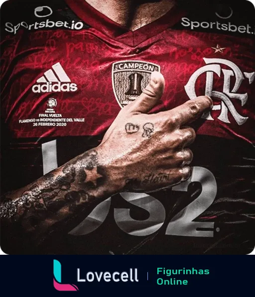 Jogador do Flamengo celebrando com camisa da vitória na Recopa, mostrando logo do Flamengo e da Adidas e inscrição 'CAMPEÓN 26 FEBRERO 2020'