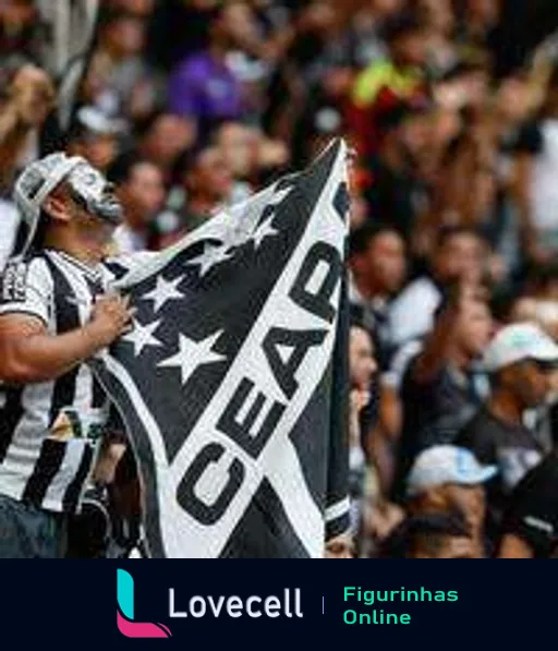 Torcedor do Ceará empolgado segurando uma bandeira grande com nome 'CEARÁ' na arquibancada durante jogo de futebol