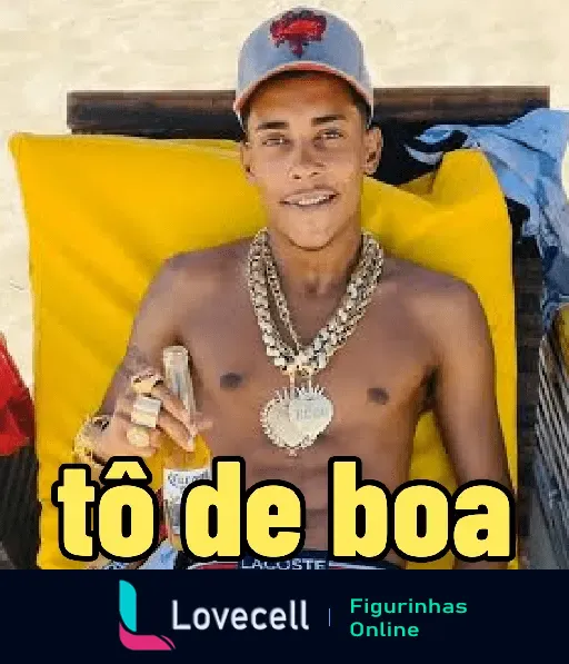 MC Poze relaxando na praia, de boné e correntes de ouro, com a frase 'tô de boa' escrita abaixo.