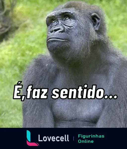 Figurinha de um macaco pensativo com a expressão séria, com o texto 'É, faz sentido...' sobreposto. Ideal para expressar compreensão.