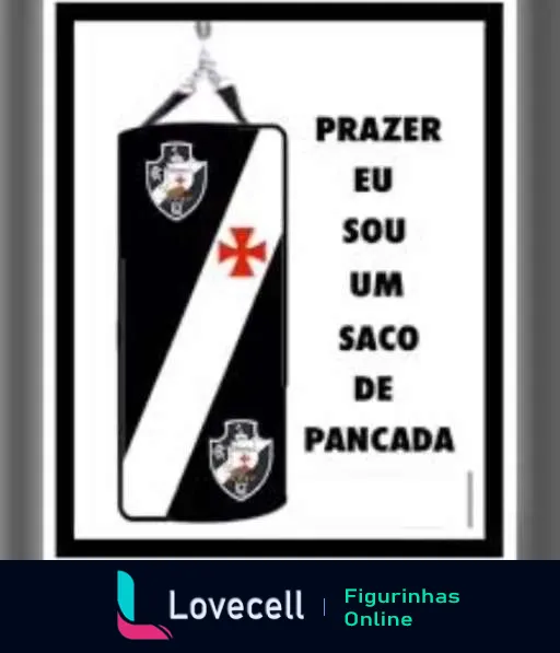 Figurinha de um saco de pancada nas cores preto e branco com o escudo do Vasco da Gama e uma cruz vermelha, pendurado e com o texto 'PRAZER EU SOU UM SACO DE PANCADA'