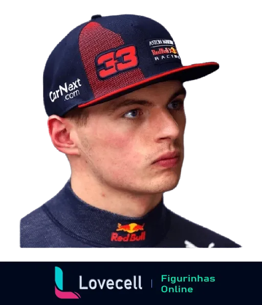 Figurinha do piloto Max Verstappen usando boné azul e vermelho com logos da CarNext, Red Bull e Aston Martin, olhando seriamente para o lado