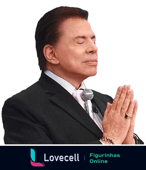 Silvio Santos com os olhos fechados e mãos unidas em prece, vestindo terno escuro e segurando um microfone, expressando serenidade