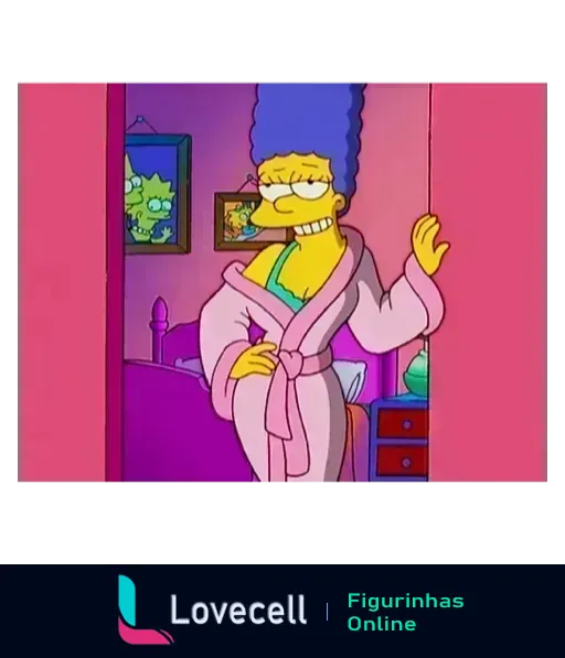 Marge Simpson relaxando em um robe rosa, sorridente em seu quarto, em 'Os Simpsons'