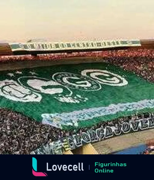 Faixa com escudo do Goiás Esporte Clube estendida nas arquibancadas de um estádio repleto de torcedores, com o nome 'Goiás' em destaque na cor verde