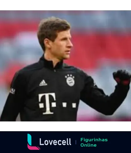 Jogador Thomas Müller, do Bayern de Munique, vestido com uniforme preto, fazendo gesto de comemoração em campo.