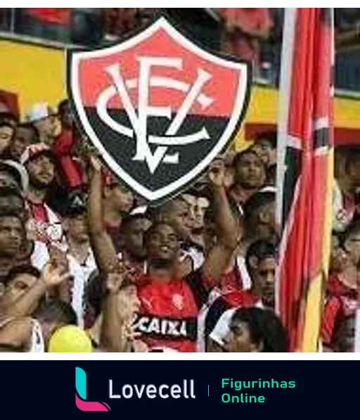 Torcida entusiasmada do Vitória levantando bandeira com emblema no estádio, vestindo vermelho e preto, celebrando durante o jogo