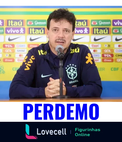 Homem preocupado vestindo jaqueta da Seleção Brasileira em coletiva de imprensa com texto 'PERDEMO' indicando derrota