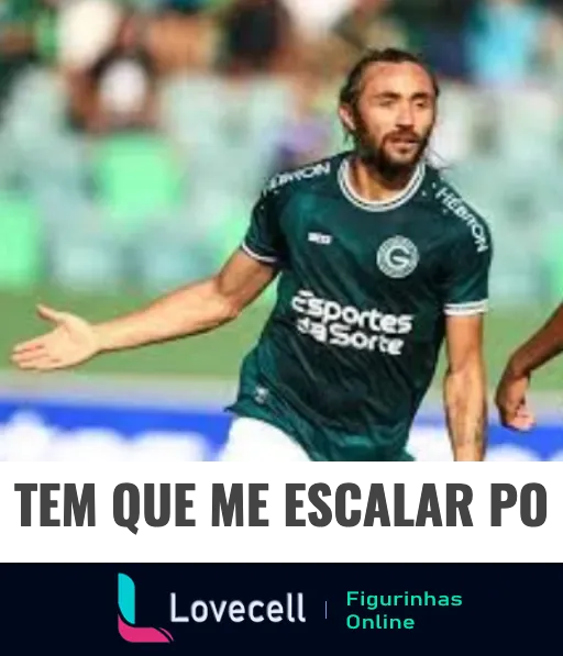 Jogador do Goiás em movimento durante partida de futebol, vestido com uniforme verde e branco, concentrado e dinâmico