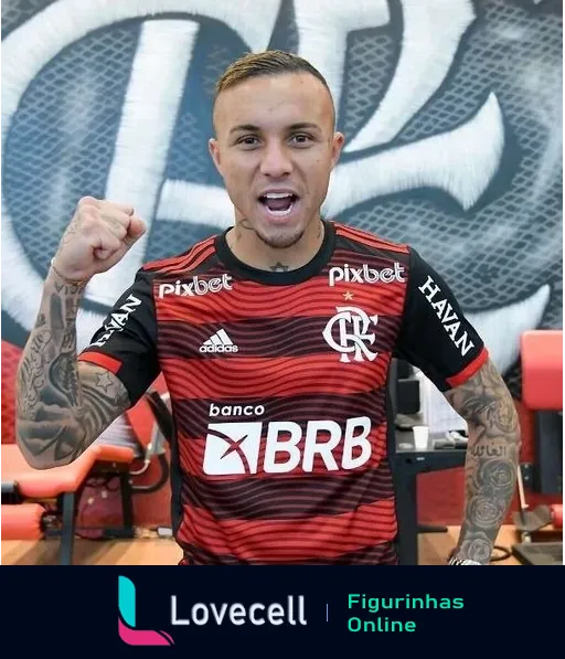 Figurinha de jogador do Flamengo comemorando com punho erguido, vestindo camisa oficial com logos da Adidas, Pixbet e BRB, em sala de ginástica, exibindo tatuagens nos braços