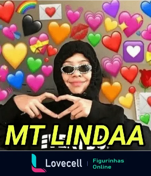 Pessoa sorrindo com óculos de sol e capuz preto fazendo um coração com as mãos, rodeada de corações coloridos. Texto: 'MT LINDAA'. Figurinha de namorados.