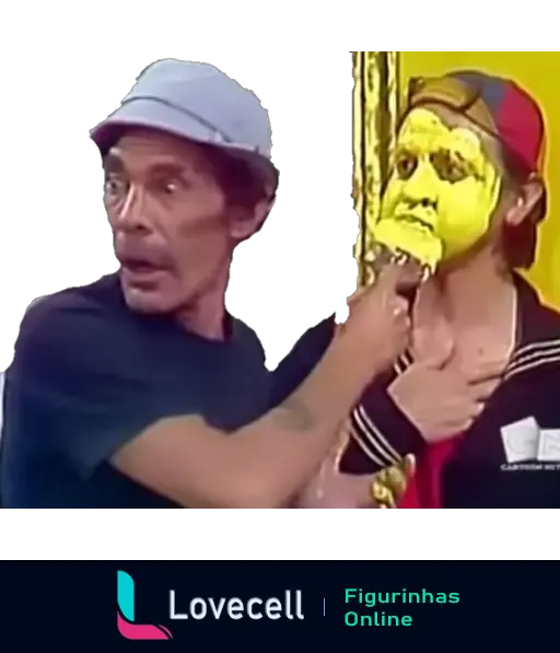 Seu Madruga surpreso pintando o rosto de Chaves de amarelo, com Chaves olhando diretamente para ele e rosto parcialmente pintado, em cena engraçada e icônica da série.