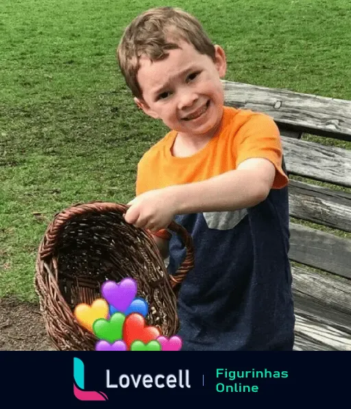 Menino em camiseta laranja e azul tentando sorrir com expressão desconfortável, segurando uma cesta com corações coloridos em um parque.