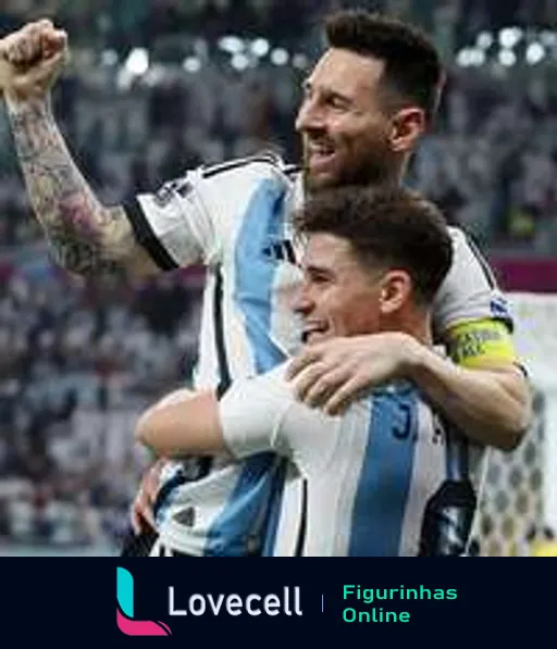 Dois jogadores de futebol comemorando, um com camisa da Argentina levantando o punho em sinal de vitória e outro sorrindo