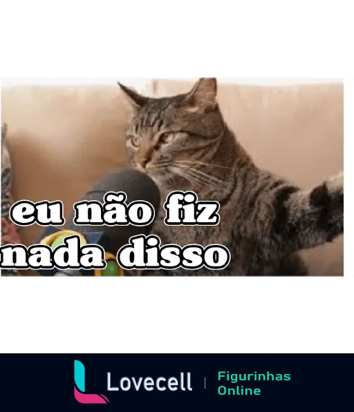 Figurinha de gato cinza com expressão séria segurando um microfone e frase 'eu não fiz nada disso', parecendo negar envolvimento em travessura