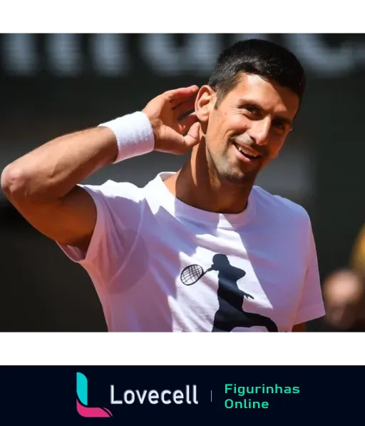 Novak Djokovic sorrindo, vestindo camiseta branca com silhueta de tênis ao ar livre