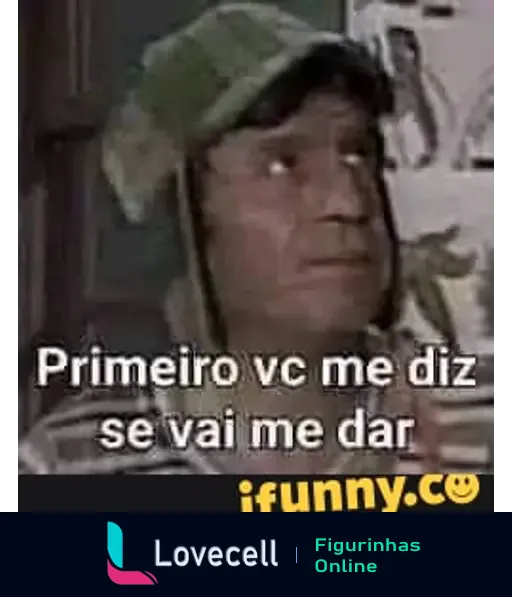 Homem com chapéu e expressão de expectativa, dizendo: 'Primeiro vc me diz se vai me dar' em um fundo de cena de sitcom, representando humor.