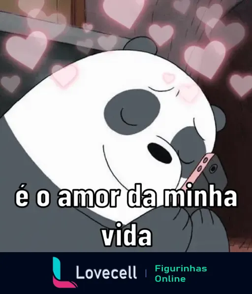 Figurinha de um panda carinhoso com fundo de corações e a frase 'é o amor da minha vida', ideal para o Dia dos Namorados.