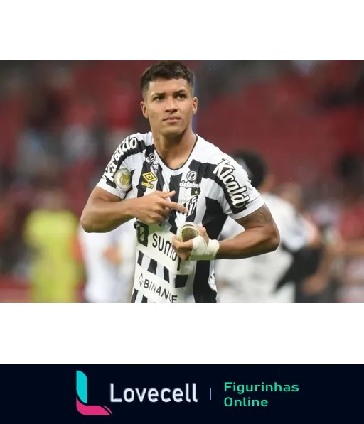 Jogador do Santos com uniforme listrado preto e branco comemorando e apontando para o escudo do clube em uma partida