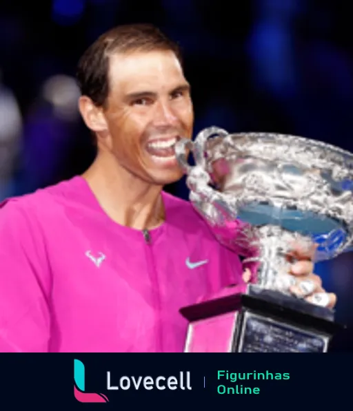 Rafael Nadal com camisa rosa sorrindo e beijando um grande troféu prateado após vencer um torneio importante de tênis