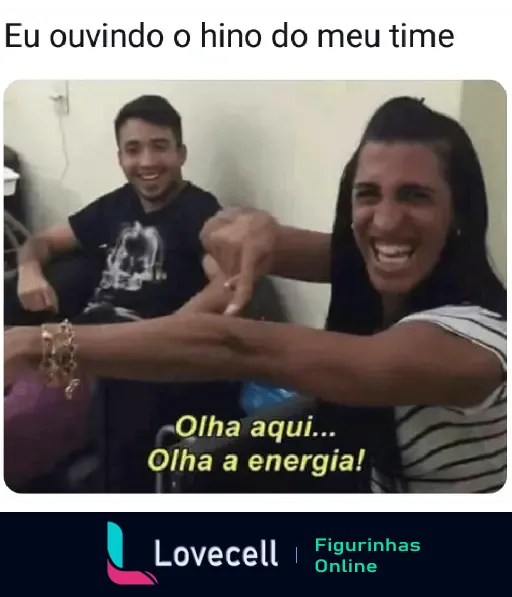 Uma pessoa animada aponta para o braço enquanto sorri, com a legenda 'Olha aqui... Olha a energia!'. Ao fundo, outra pessoa também sorri, enfatizando a emoção de ouvir o hino do São Paulo FC.