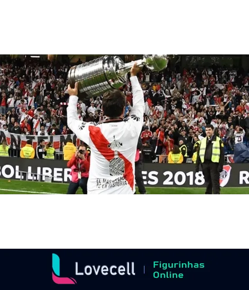 Jogador do River Plate levantando a taça da Libertadores de 2018 com estádio cheio de torcedores ao fundo