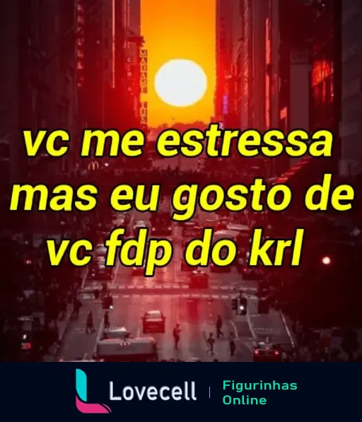 Figurinha com frase 'vc me estressa mas eu gosto de vc fdp do krl' sobre fundo de pôr do sol em cidade movimentada