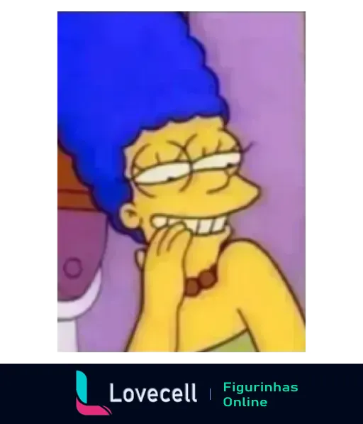 Marge Simpson pensativa, com cabelo azul e colar de contas vermelhas, sorrindo sutilmente em expressão de reflexão ou ironia