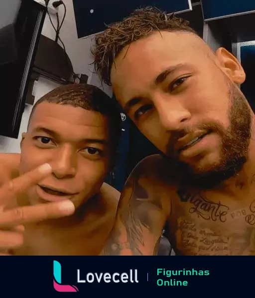 Kylian Mbappé e Neymar Jr. fazendo sinal de paz, sorrindo e sem camisa com tatuagens visíveis, em ambiente casual